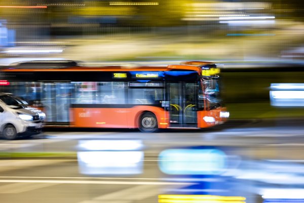 Wer in Teilen von Westfalen ein Ticket im Nahverkehr kauft, muss ab August dafür mehr bezahlen. (Archivbild) - © Marcel Kusch/dpa