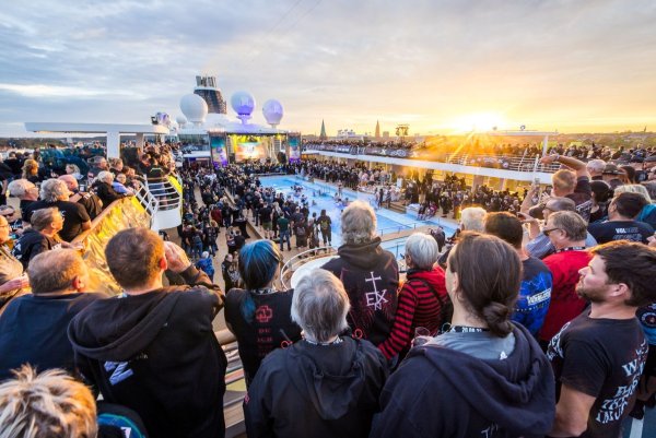 Die Full Metal Cruise von «Mein Schiff» ist eine Art Hardrock-Festival auf hoher See - wer laute Musik und Meer mag, ist hier richtig. Mitte September 2024 ist es wieder so weit. - © Vincent Grundke/TUI Cruises GmbH/dpa-tmn