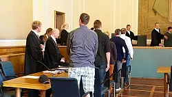 Vier junge Männer und eine Frau müssen sich vor dem Landgericht Osnabrück wegen des Vorwurfs des versuchten Totschlags und gefährlicher Körperverletzung verantworten. - © FOTO: NW