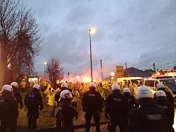 Ein massives Polizeiaufgebot ist am Bielefelder Hauptbahnhof im Einsatz. - &copy; HANDYFOTO: JENS REICHENBACH