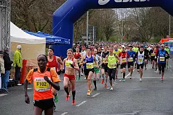 Tausende von Läufern waren an diesem Samstag beim 66. Paderborner Osterlauf unterwegs. - © FOTO: CHRISTIAN LUND