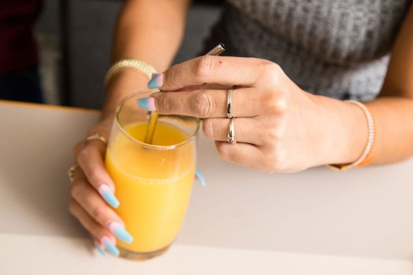 Geschmack, Inhaltsstoffe, Arbeitsbedingungen: Insgesamt 19 Orangensäfte hat Öko-Test untersucht. - © Christin Klose/dpa-tmn