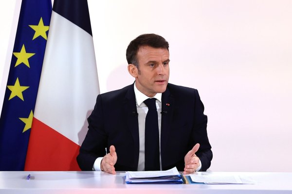 Frankreichs Präsident Emmanuel Macron plant ein neues Einwanderungsgesetz. - © Aurelien Morissard/AP