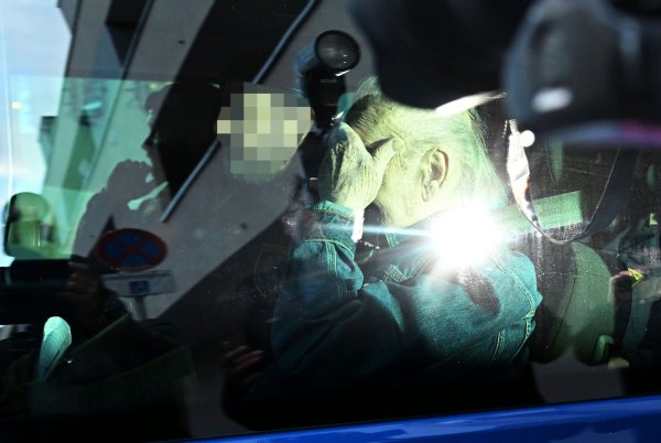 Der 88-jährige Josef Fritzl auf dem Weg zu der Anhörung am Landgericht Krems. - © Helmut Fohringer/APA/dpa