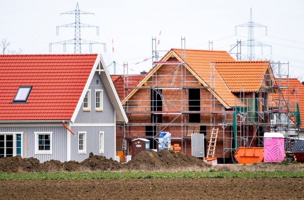 Es lohnt sich, verschiedene Kreditangebote miteinander zu vergleichen. Mit einem günstigeren Zinssatz können Bauwillige so Zinskosten in Höhe von mehreren Zehntausend Euro sparen. - © Hauke-Christian Dittrich/dpa/dpa-tmn