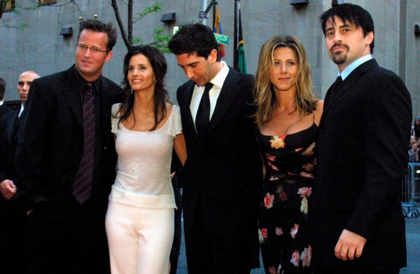 Matthew Perry (l) und Courteney Cox spielten in der Serie «Friends» ein Paar. - © Tina Fineberg/AP/dpa