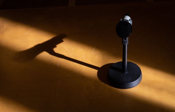 Ein Mikrofon steht in einem Saal eines Gerichts. - © Friso Gentsch/dpa/Symbolbild