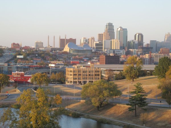 Blick vom Penn Valley Park auf die Skyline von Kansas City: Die grö?te Stadt im US-Bundesstaat Missouri ist bekannt für Jazz, Barbecue, Wildwest und Gangster-Geschichte. - © Heike Schmidt/dpa-tmn