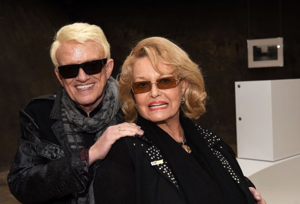Heino und seine Frau Hannelore stehen im Ruhr Museum/Unesco-Welterbe Zollverein 2018. - © Horst Ossinger/dpa