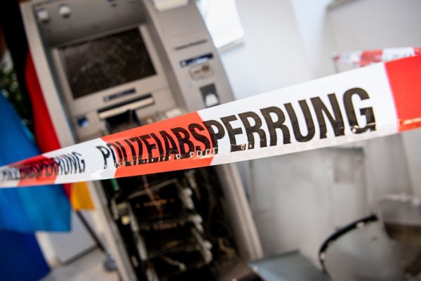 Ein gesprengter Geldautomat ist hinter einem Flatterband mit der Aufschrift «Polizeiabsperrung» zu sehen. - © Matthias Balk/dpa/Symbolbild