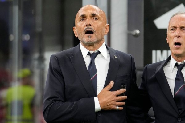 Nationaltrainer Luciano Spalletti steht mit Italien unter Druck. - © Luca Bruno/AP/dpa