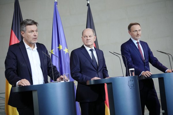 Finanzminister Christian Lindner (r.), Kanzler Olaf Scholz (M.) und Wirtschaftsminister bei einer gemeinsamen Pressekonferenz. - © Kay Nietfeld/dpa