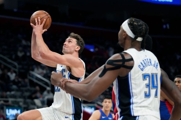 Magic-Flügelspieler Franz Wagner (l) steigt zum Korbleger hoch. - © Carlos Osorio/AP/dpa