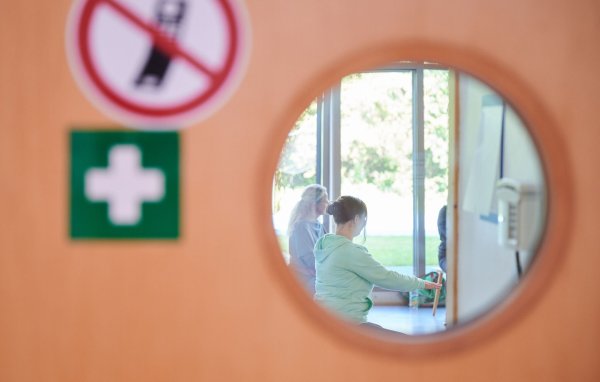 Eine Corona-Infektion kann anhaltende Gesundheitsprobleme nach sich ziehen, für die sich der Begriff Long Covid eingebürgert hat. - © Annette Riedl/Deutsche Presse-Agentur GmbH/dpa