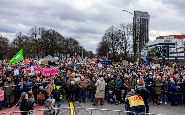 Tausende Menschen haben sich zu einer Demonstrationen gegen rechts in Hamburg versammelt. - © Axel Heimken/dpa