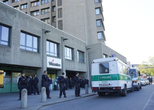 Polizisten bewachen das Urban-Krankenhaus in Berlin. (Symbolbild/Archivbild). - © Jörg Carstensen/dpa