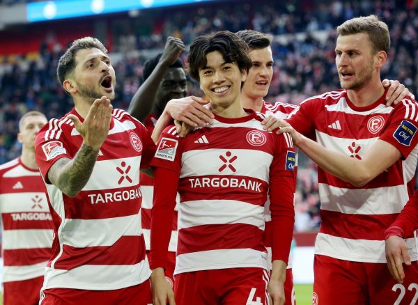 Düsseldorfs Ao Tanaka (M) jubelt mit den Teamkollegen über seinen Treffer zum 2:0. - © Roland Weihrauch/dpa