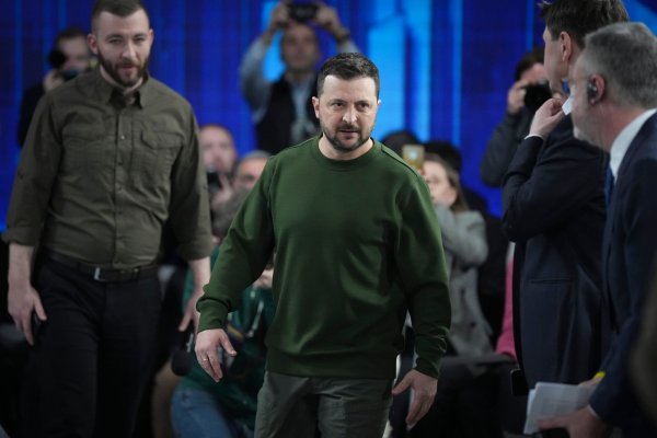 Der ukrainische Präsident Wolodymyr Selenskyj bei einer Pressekonferenz in Kiew. - © Evgeniy Maloletka/AP/dpa
