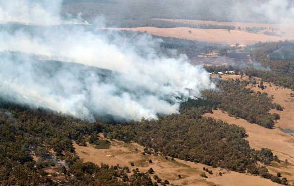Feuerwehrleute kämpfen weiter gegen ein großes Buschfeuer im Westen des australischen Bundesstaats Victoria. - © David Crosling/NEWS CORP POOL via AAP/dpa