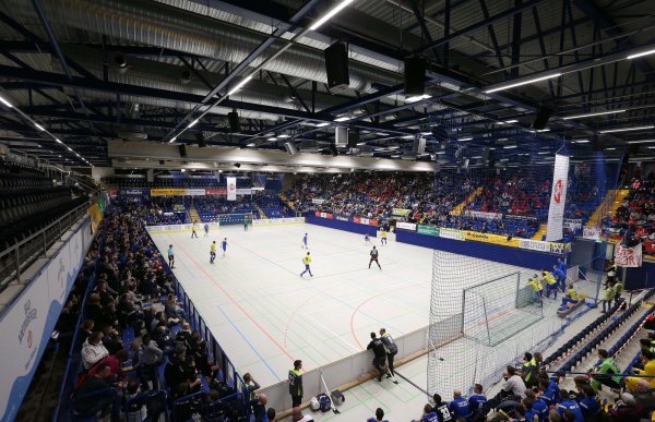 Eine pickepackevolle Lipperlandhalle: In Lemgo haben die besten lippischen Teams zum dritten Mal in Reihe vor jeweils 3.700 Besuchern ihren Champion ermittelt. - © Archivfoto: Paul Cohen