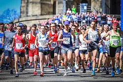 Tausende L&auml;uferinnen und L&auml;ufer starten vom Hermannsdenkmal in Detmold. - &copy; Sarah Jonek