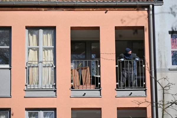 Sprengstoffverdacht im Zusammenhang mit den Ermittlungen wegen eines mutmaßlichen Anschlagsplans: Die Polizei findet einen verdächtigen Gegenstand in einer Wohnung in Potsdam. - © Michael Bahlo/dpa