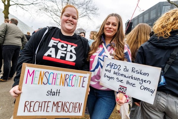 In mehreren Städten Nordrhein-Westfalens haben erneut Tausende Bürgerinnen und Bürger gegen Rechtspopulismus demonstriert. - © Christoph Reichwein/dpa