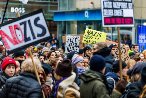 Tausende Menschen wollen kurz vor der Wahl gegen einen Rechtsruck in Deutschland demonstrieren. (Archivbild) - © Christoph Reichwein/dpa