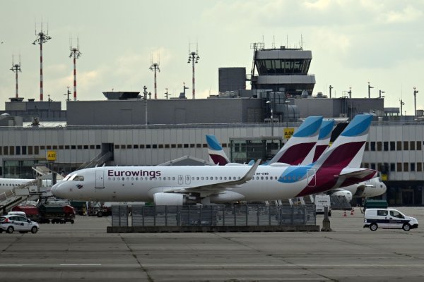 Ganztägige Warnstreiks an den Flughäfen Köln/Bonn und Düsseldorf werden nach Einschätzung der Airports für Verspätungen und Flugausfälle sorgen. (Archivbild) - © Federico Gambarini/dpa