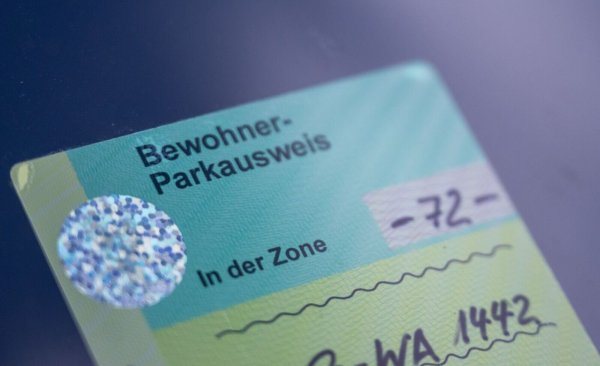 In vielen Orten ist der Anwohner-Parkausweis aus Sicht der Deutschen Umwelthilfe zu günstig. (Archivbild) - © Monika Skolimowska/dpa