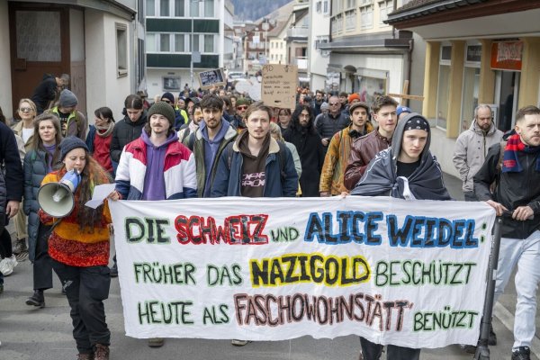 In der Schweiz hat sich am Wohnort von Alice Weidel Protest formiert. - © Urs Flueeler/KEYSTONE/dpa