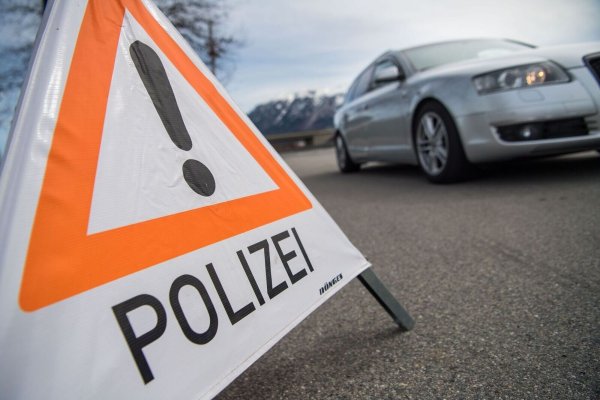 Eine Kontrollstelle der Polizei an der A8 nahe Berchtesgaden. - © Lino Mirgeler/dpa