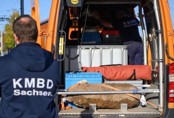 Die entschärfte 250-Kilogramm-Bombe aus dem Zweiten Weltkrieg liegt nach der Entschärfung in einem Transporter des Sächsischen Kampfmittelbeseitigungsdienstes. - © Robert Michael/dpa