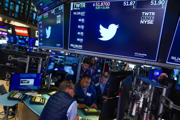 Händler versammeln sich um einen Terminal, als der Handel mit Twitter-Aktien auf dem Parkett des New York Stock Exchange wieder aufgenommen wird. - © Seth Wenig/AP/dpa