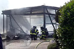 Carport brennt aus - &copy; Marco Schweiger/Feuerwehr Detmold