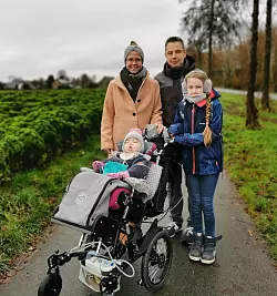 Melanie (von links) und Bj&ouml;rn Meise bei einem Spaziergang mit ihren T&ouml;chtern Anni (4) und Maja (10). - &copy; Fotorechte: Melanie Meise