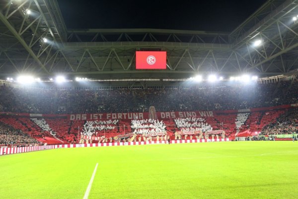 Die Düsseldorfer Fans feiern ihre Mannschaft. - © Roland Weihrauch/dpa