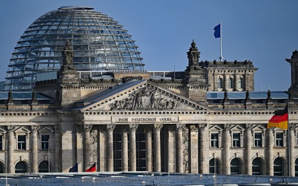 Blick vom Bundeskanzleramt auf die Kuppel von dem Reichstagsgebäude mit dem Bundestag. Der Bundestag hat das Digitale-Dienste-Gesetz beschlossen. - © Philipp Znidar/dpa