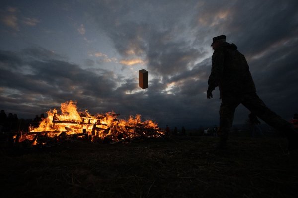 Schönes Ritual, gefährlich für Tiere: Feuer an Ostern sind ein beliebtes Event. - © Sebastian Gollnow/dpa