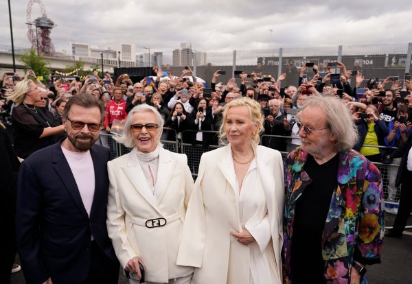 Björn Ulvaeus (l-r), Anni-Frid Lyngstad, Agnetha Fältskog und Benny Andersson von Abba erhalten im Königlichen Palast von Stockholm den «Vasaorden». - © Alberto Pezzali/AP/dpa