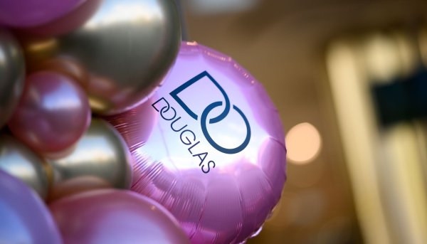 Die Parfümeriekette Douglas möchte weiter expandieren. - © Daniel Reinhardt/dpa