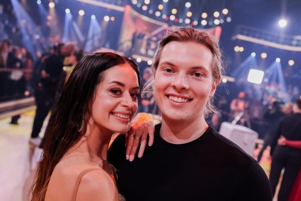 Gabriel Kelly, Sänger, und Malika Dzumaev, Profitänzerin, stehen in der RTL-Tanzshow „Let\'s Dance“ auf dem Parkett im Coloneum. - © Rolf Vennenbernd/dpa
