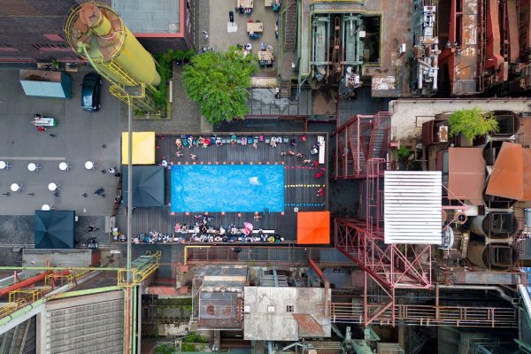 Ein Luftbild zeigt das Werksschwimmbad auf dem Weltkulturerbe-Gelände Zollverein. - © Christoph Reichwein/dpa