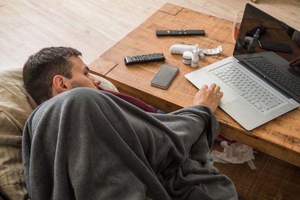 Chatbots bei Symptomen zu befragen ist zwar praktisch, kann jedoch keinen Arztbesuch ersetzen. - © Christin Klose/dpa-tmn