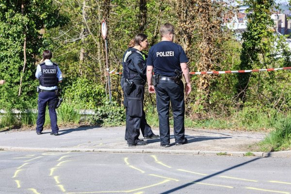 Die überrollte Seniorin war an einem schlecht einsehbaren Schotterweg gefunden worden - nun glaubt die Polizei das flüchtige Unfallauto gefunden zu haben. (Archivfoto) - © Alex Talash/dpa