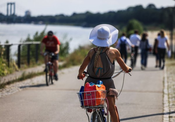 Die Woche mit dem Ersten Mai bringt fast sommerliche Temperaturen nach NRW. (Symbolbild) - © Oliver Berg/dpa