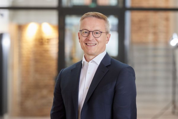 Kennt sich aus mit Strategie und Digitalisierung: Karsten Wildberger - © Oliver Roesler
oro-Phot/CECONOMY AG /dpa
