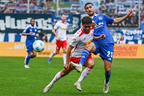 Der Schalker Aymen Barkok (r.) hat sich einen Social-Media-Aussetzer geleistet. - © Armin Weigel/dpa