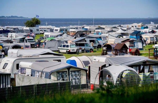 Camping-Urlaub liegt seit Jahren im Trend, nun wurde ein neuer Rekord verzeichnet (Archivbild) - © Hauke-Christian Dittrich/dpa