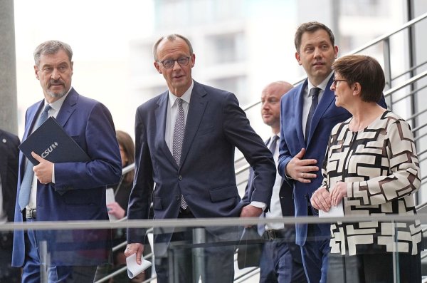 CDU-Chef Friedrich Merz (Mitte) hat in den Verhandlungen mit der SPD bei der Schuldenbremse eine Kehrtwende hingelegt. Mit Spannung wird erwartet, wie groß die Zustimmung der CDU zum Koalitionsvertrag sein wird. - © Michael Kappeler/dpa